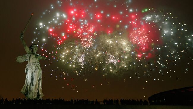 Салют на Мамаевом кургане в Волгограде, архивное фото