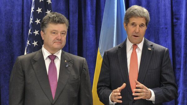 Госсекретарь США Джон Керри (справа) с П.Порошенко. Архивное фото.