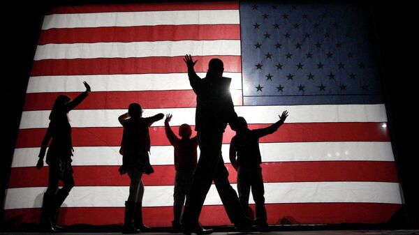 Люди на фоне американского флага. Архивное фото