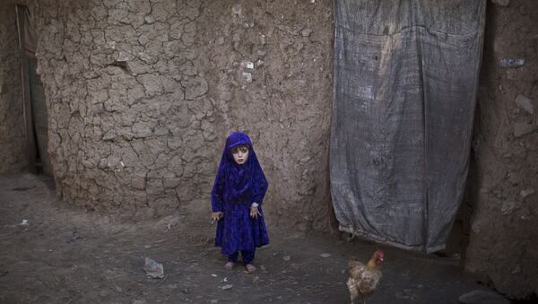 Ребенок в лагере беженцев из Афганистана. Архивное фото