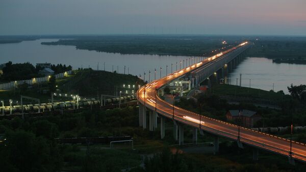 Вид на железнодорожно-автомобильный мост через реку Амур в Хабаровске на трассе Чита - Хабаровск. Архивное фото