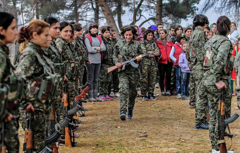 Женщина, получившая военный билет Курдской армии в лагере Рас-Айн, Сирия