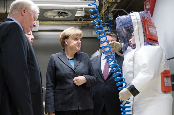 Канцлер Германии Ангела Меркель в лаборатории по изучению опасных возбудителей вирусов. Берлин, 03 февраля 2015