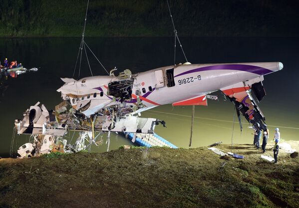 Спасательная операция на месте крушения самолета TransAsia Airways в Тайбэе