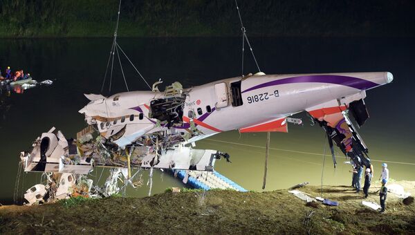 Спасательная операция на месте крушения самолета TransAsia Airways в Тайбэе