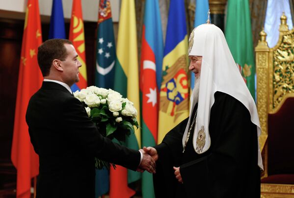 Премьер-министр РФ Д. Медведев поздравил патриарха Московского и всея Руси Кирилла с 6-й годовщиной интронизации
