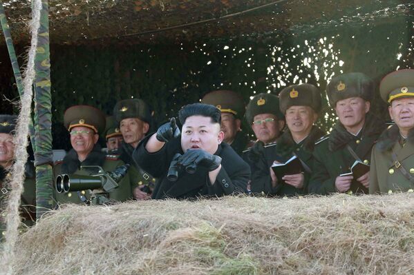 Северокорейский лидер Ким Чен Ын на военных учениях