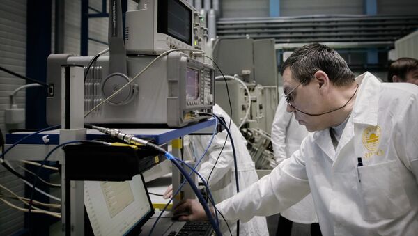 Сотрудник настраивает параметры камеры среднегабаритных климатических испытаний на открытии нового испытательного комплекса СЗРЦ Концерна ПВО Алмаз-Антей