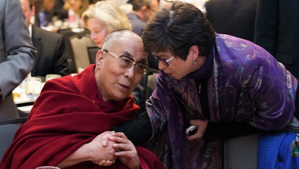 Старший советник президента Барака Обамы Валери Джарретт и Далай-лама во время Национального молитвенного завтрака в Вашингтоне,  5 февраля 2015 год