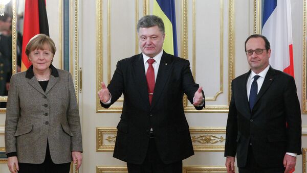 Канцлер Германии Ангела Меркель, президент Франции Франсуа Олланд и президент Украины Петр Порошенко на встрече в Киеве 5 февраля 2015 года