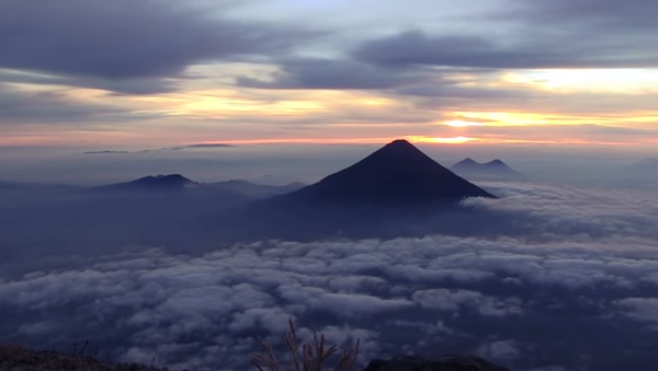 Восход на вулкане в Гватемале