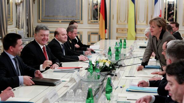 Канцлер ФРГ Ангела Меркель, президент Украины Петр Порошенко (второй слева) и глава МИД Украины Павел Климкин (слева) во время переговоров в Киеве 5 февраля 2015