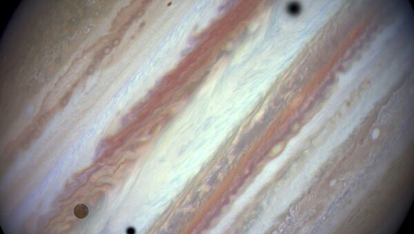 Ио, Европа и Каллисто на поверхности диска Юпитера (слева направо). Снимок с телескопа Хаббл