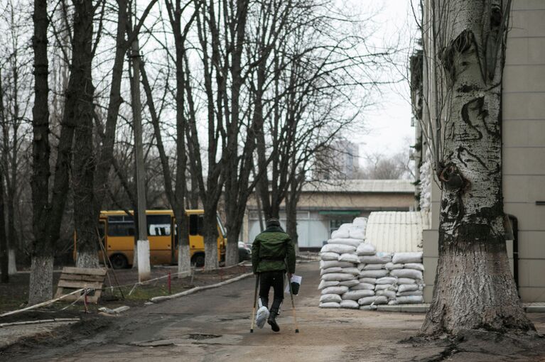 Ополченец ДНР на территории первого военного госпиталя Донецка