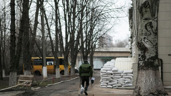 Ополченец ДНР на территории первого военного госпиталя Донецка. Архивное фото