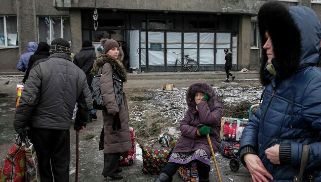 Жители у разрушенного дома в Дебальцево. Восточная Украина, 5 февраля 2015