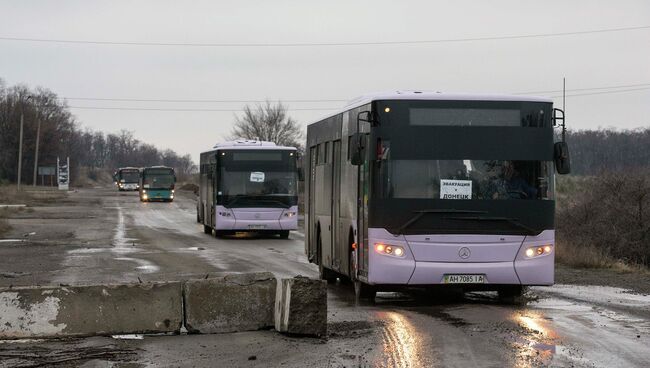 Автобусы для эвакуации беженцев выехали из Углегорска в Дебальцево. 6 февраля 2015