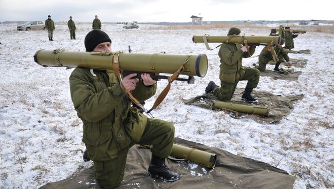 Солдаты украинской армии проходят подготовку на полигоне возле Львова, Украина
