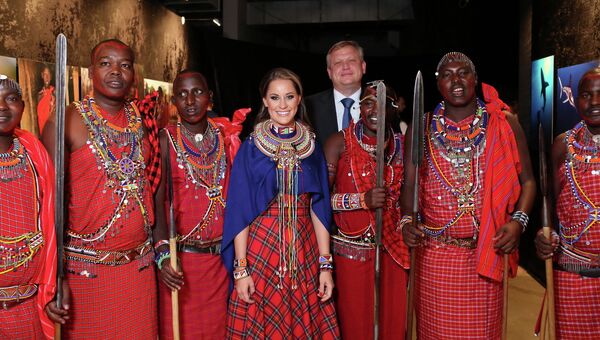 Фотограф Ольга Мичи, Сергей Капков и племя масаи на открытии выставки Мир Мичи. Следуя за мечтой
