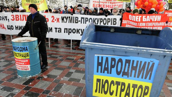 Участники митинга в поддержку депутатов, которые подписали петицию об отставке генерального прокурора Украины Виталия Яремы, возле Верховной рады Украины