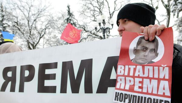 Участники митинга в поддержку депутатов, которые подписали петицию об отставке генерального прокурора Украины Виталия Яремы, возле Верховной рады Украины