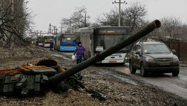 Пустые автобусы на пути в Дебальцево. Углегорск, Восточная Украина. 6 февраля 2015 год