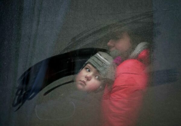 Женщина с ребеноком в автобусе перед отъездом из Дебальцево