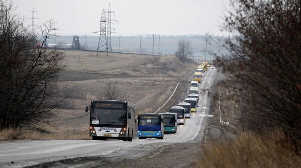 Колонна автобусов с эвакуированными жителями Дебальцево