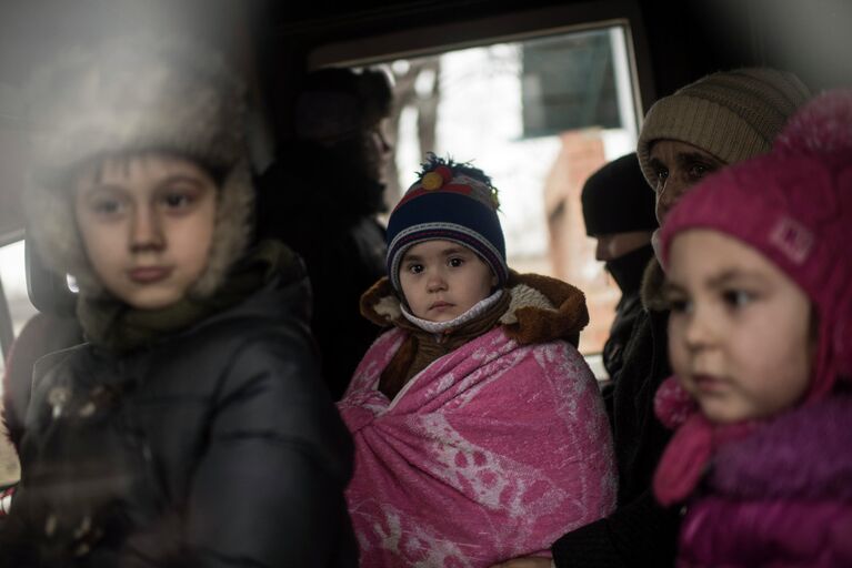 Дети в автобусе, во время эвакуации жителей Артёмовска