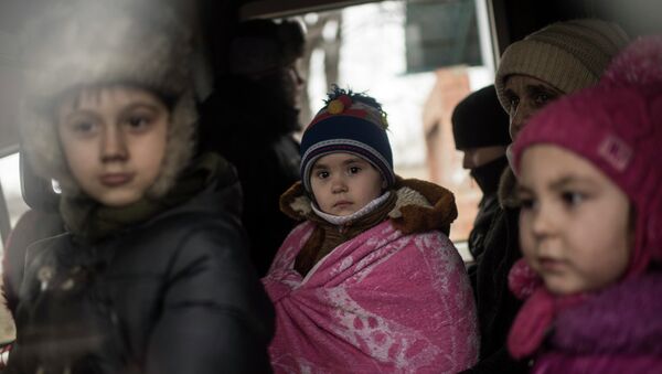 Дети в автобусе, во время эвакуации жителей Артёмовска