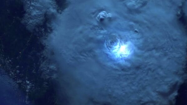 Как выглядит молния из космоса