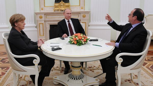 Президент России Владимир Путин, федеральный канцлер Германии Ангела Меркель и президент Франции Франсуа Олланд. Архивное фото