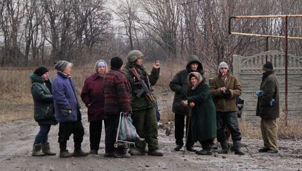 Ополченец Донецкой народной республики среди местных жителей в Углегорске. Архивное фото