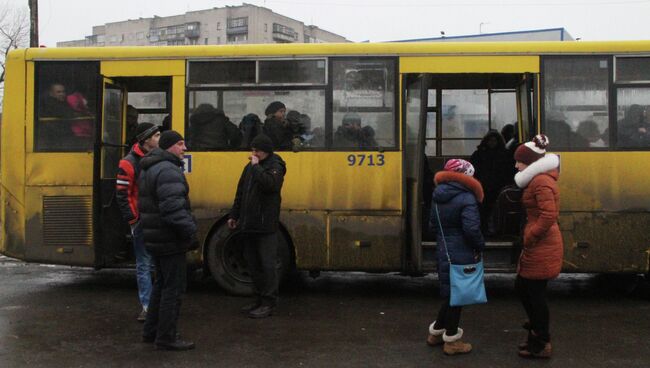 Люди садятся в автобус в Дебальцево, чтобы выехать из зоны боевых действий