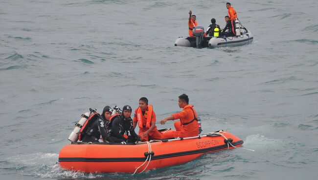 Поисковая операция на месте крушения самолета AirAsia в Яванском море