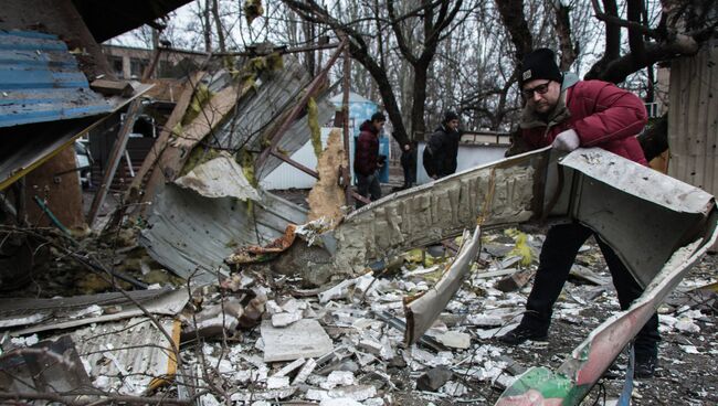 Последствия обстрелов в Донецке. Архивное фото