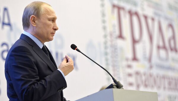 Президент России Владимир Путин выступает на заседании IX съезда Федерации независимых профсоюзов России в Сочи