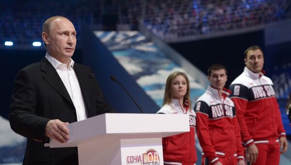 Президент России Владимир Путин выступает перед началом ледового шоу Сочи. Город после Игр во Дворце зимнего спорта Айсберг в Сочи