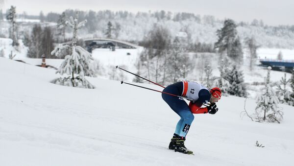 Российский лыжник Михаил Девятьяров во время гонки. Архивное фото.