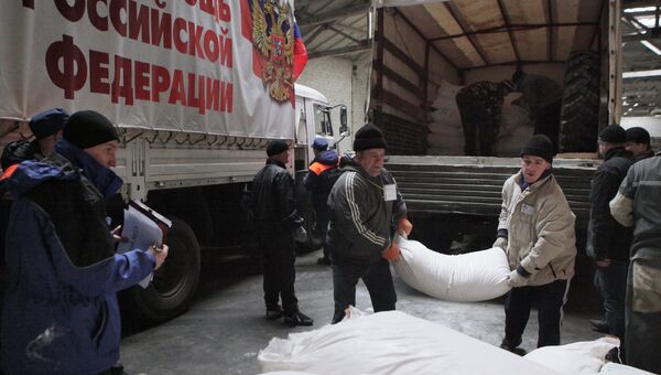 Разгрузка гуманитарного конвоя на юго-востоке Украины. Архивное фото
