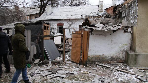 Дом, пострадавший в результате обстрела в Ленинском районе города Донецка. Архивное фото