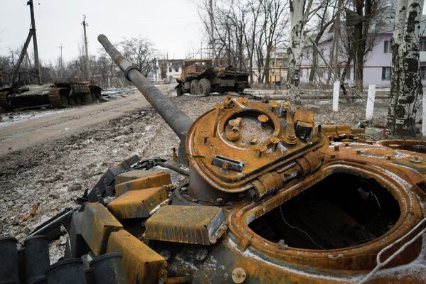 Сгоревший танк на улице Углегорска