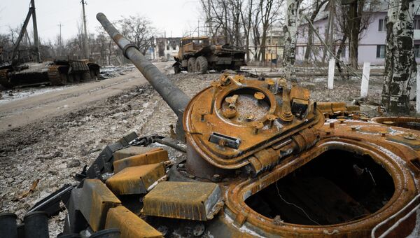Сгоревший танк на улице Углегорска. Архивное фото.