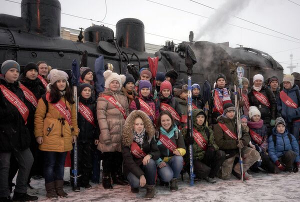 Молодежь встречает на Финляндском вокзале Санкт-Петербурга ретро-состав по случаю 72-й годовщины со дня прибытия в Ленинград первого после прорыва блокады поезда