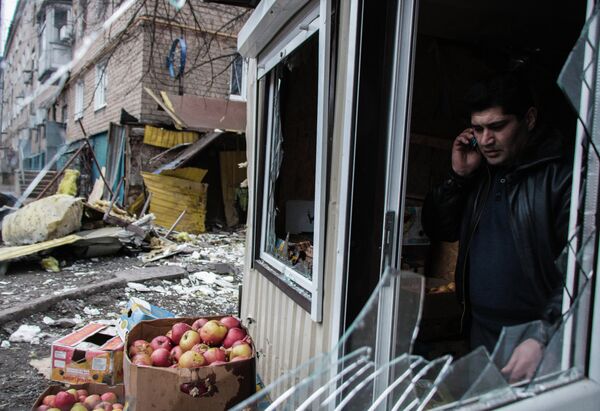 Разрушенная в результате обстрела торговая палатка на улице Донецка