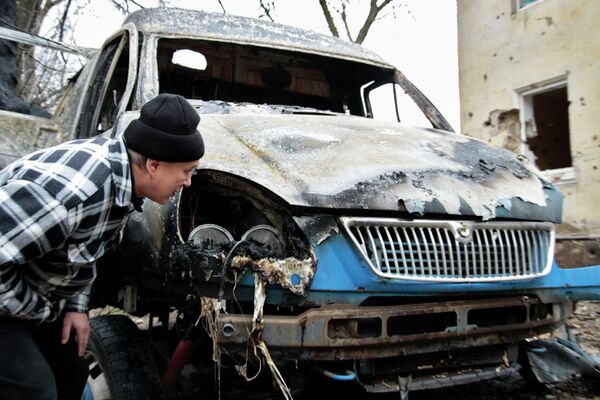 Пострадавший в результате обстрела микроавтобус в Донецке