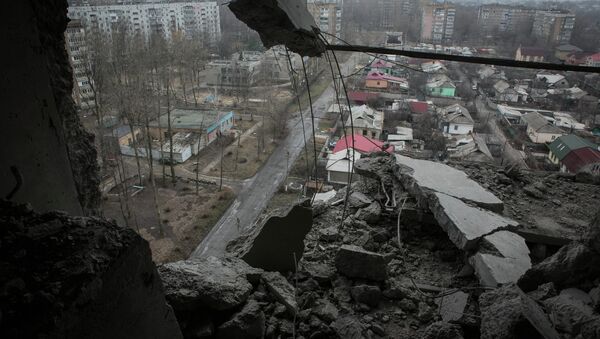 Вид на город Донецк из квартиры, пострадавшей в результате обстрела города. Архивное фото