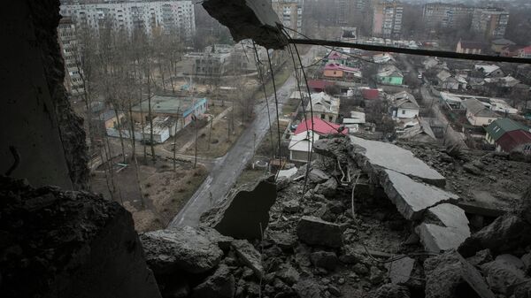Вид на город Донецк из квартиры, пострадавшей в результате обстрела города
