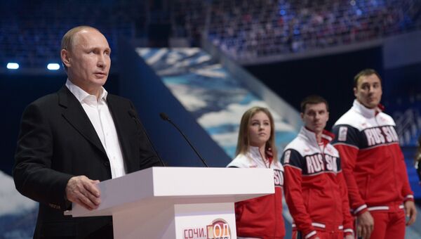 Президент России Владимир Путин выступает перед началом ледового шоу Год после Игр во Дворце зимнего спорта Айсберг, посвященного годовщине открытия XXII Олимпийских игр в Сочи