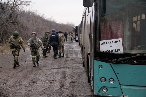 Колонна автобусов из ДНР, прибывшая в Дебальцево для эвакуации местных жителей из зоны боевых действий